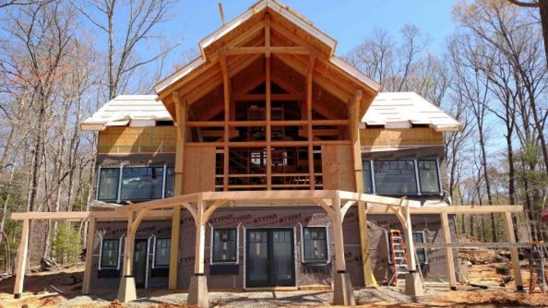 herons_point_sml_-_timber_frame_-_deck_support_raising_-_pic_3